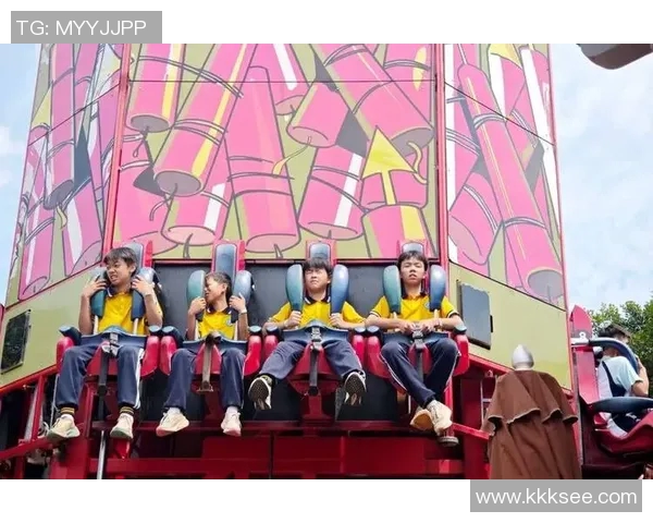 当足球明星体验中国过山车的惊险与乐趣，挑战极限感受速度与激情